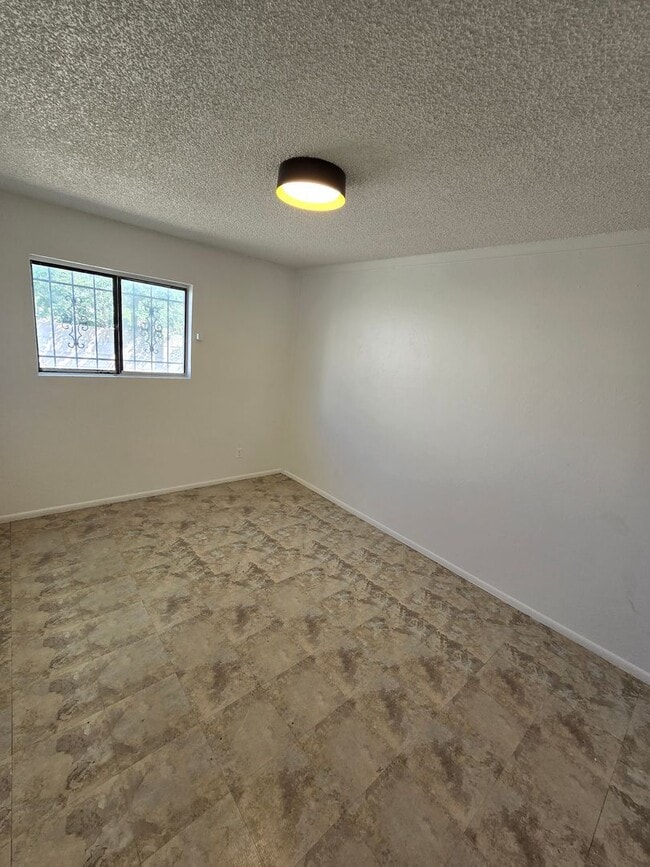 Building Photo - Alvarado