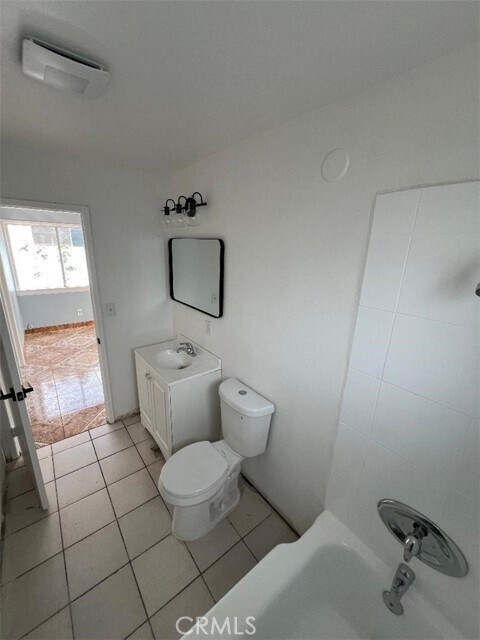 Building Photo - 2146 E Poppy St