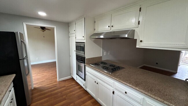 Building Photo - Charming 3-Bed, 2-Bath Home with Spacious ...