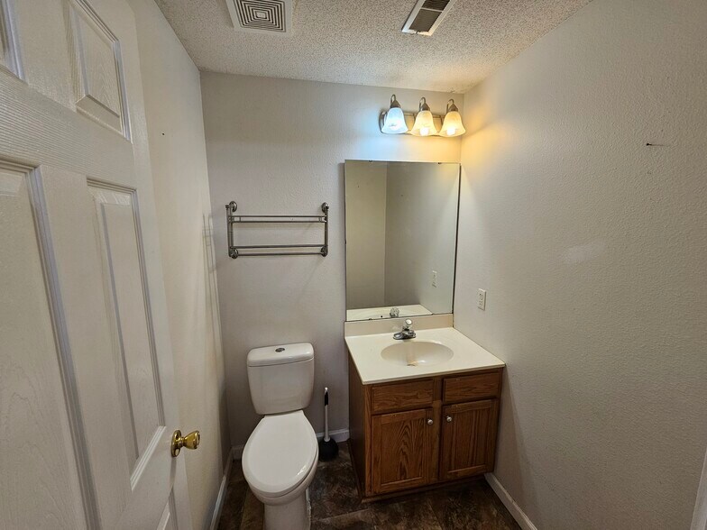 Building Photo - 127 Bayfield Dr