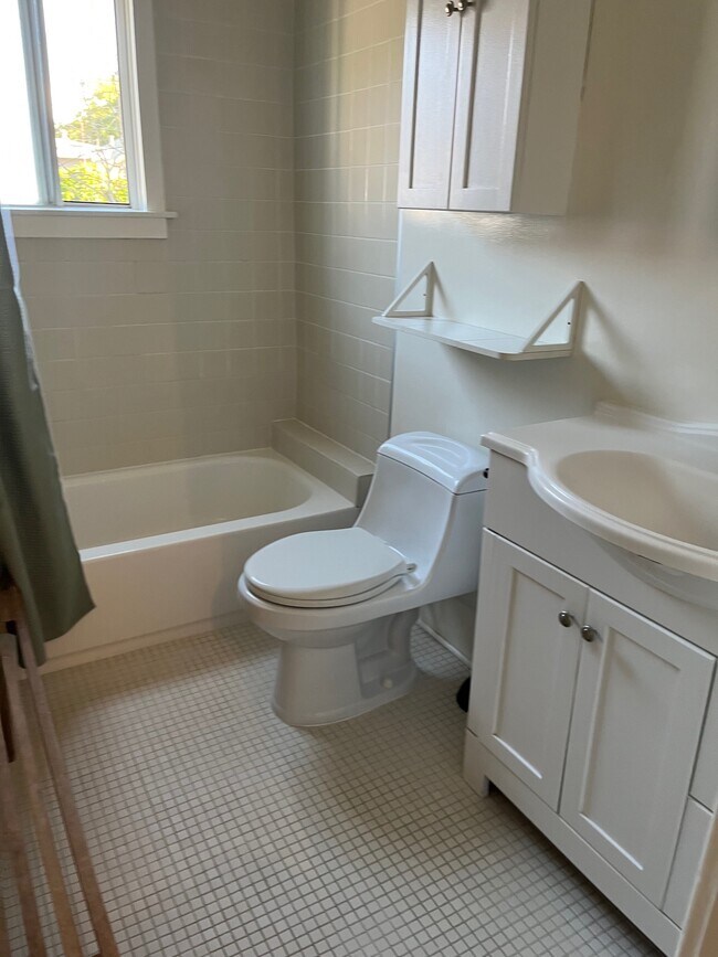 Bathroom - 810 Crestmoore Pl