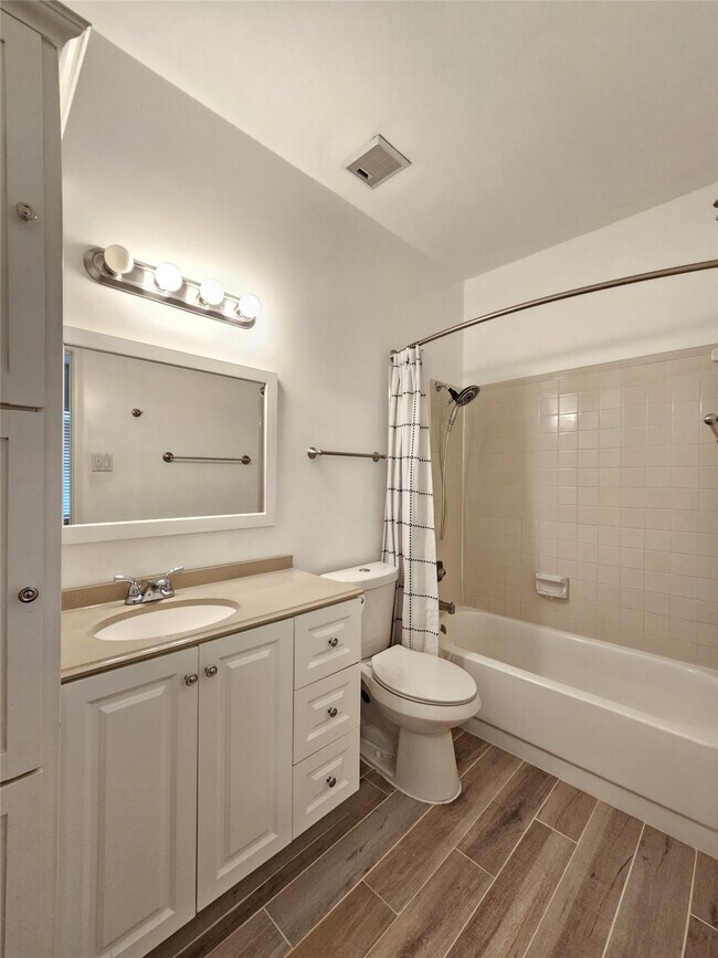 Building Photo - 3800 Tanglewilde St