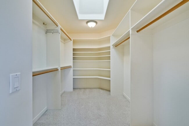 Building Photo - Large 3,767 sqft home on a 10,000 sqft lot- 2 bed located on 1st floor w/ separate entrance - Top...