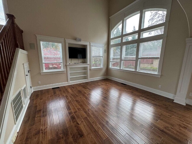 Building Photo - Milwaukie 4-Bedroom Home on Corner Lot, Spacious, A/C