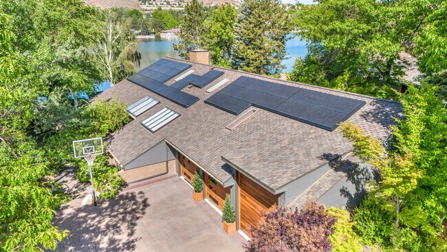 Building Photo - LAKEFRONT LUXURY ON LAKE STANLEY | FULLY FURNISHED + UTILITIES INCLUDED IN GUARDED LAKERIDGE SHORES