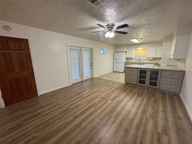 Building Photo - 2611 Prairie Ave
