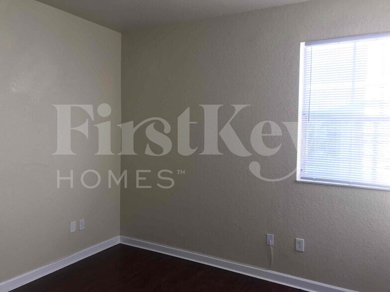 Building Photo - 181 NE 30th Pl