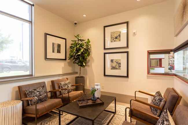 Building Photo - 2910 E 17th St