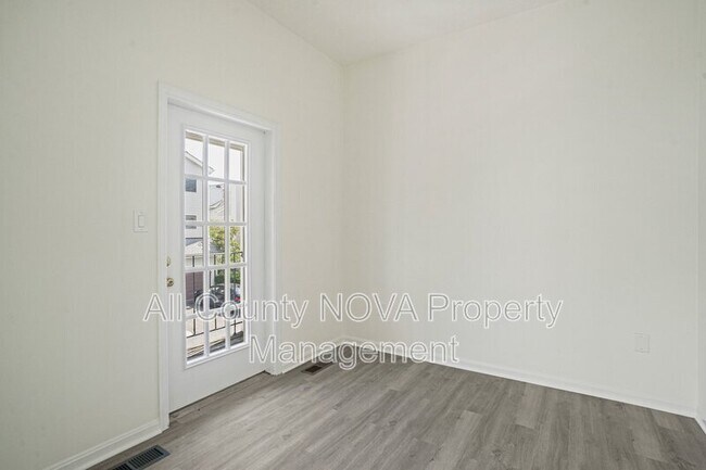 Building Photo - 1611 Carriage House Terrace