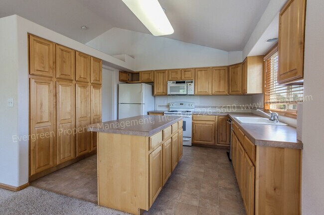 Building Photo - Fantastic 3 Bedroom, 2 bath Condo in SE Fo...