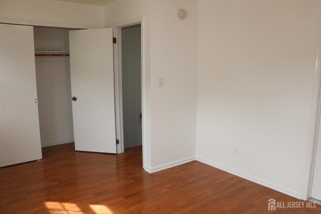 Building Photo - 405 Maplecrest Rd
