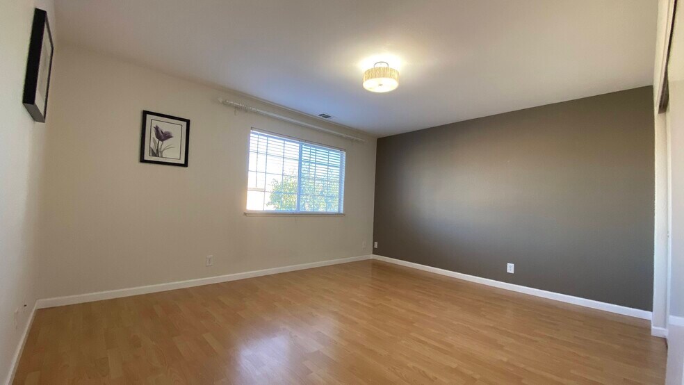 Building Photo - 34565 Vane Cmn