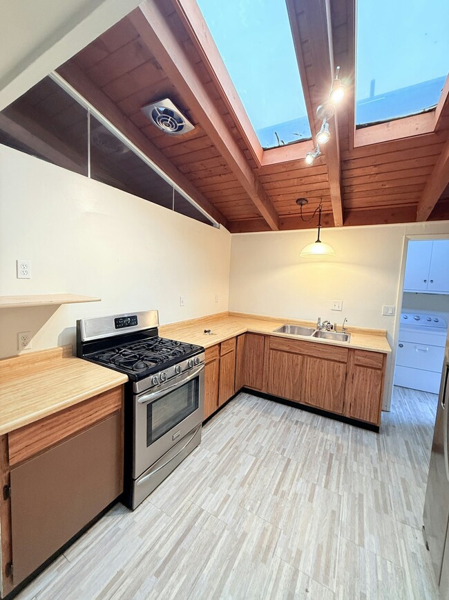 Building Photo - 401 N Lupine St