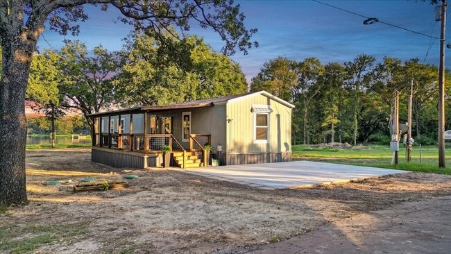 Building Photo - 409 Willow Dr