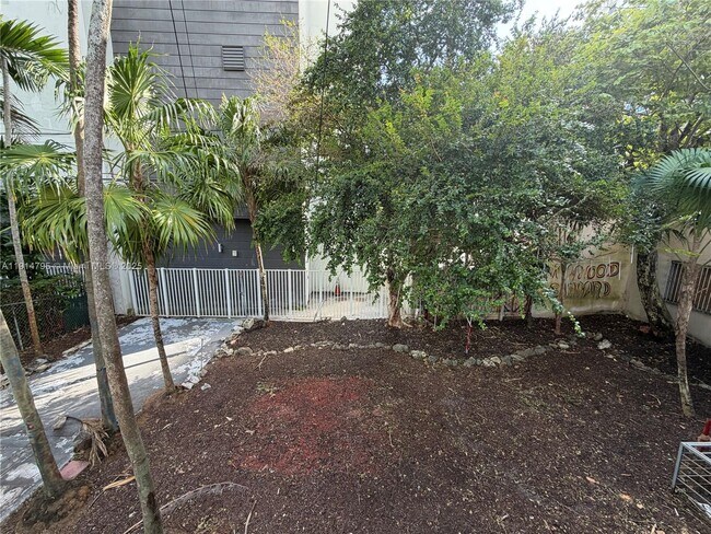 Building Photo - 314 NE 26th Terrace