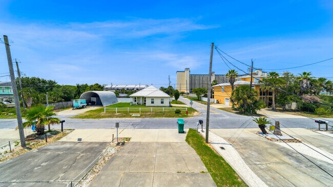 Building Photo - 5726 Beach Dr