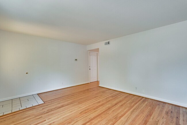 Building Photo - 941 // (Duplex)