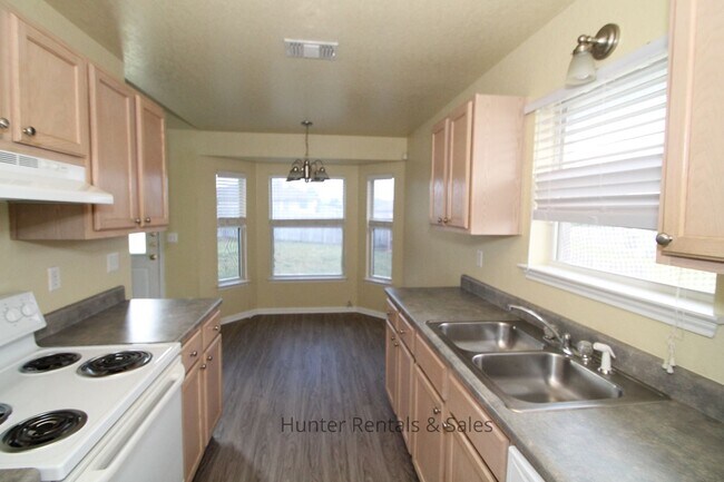 Primary Photo - Awesome Three-Bedroom Across From Maxdale ...
