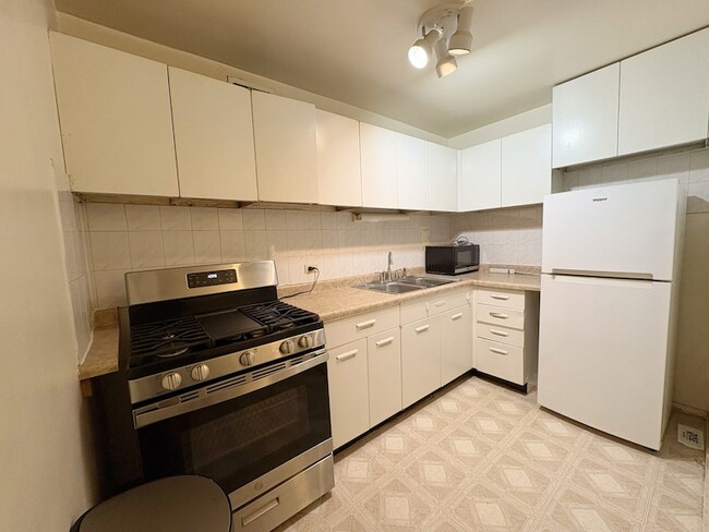 Building Photo - 1450 E 55th Pl