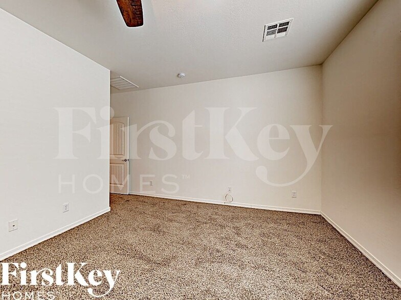 Building Photo - 802 W Love Rd