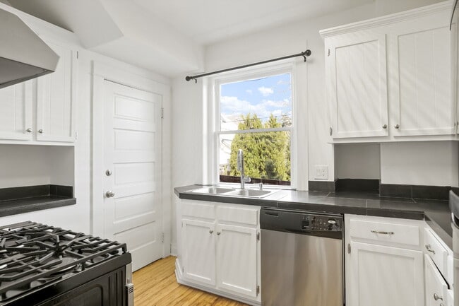 Building Photo - Historic 3 bedroom townhome with recent upgrades.
