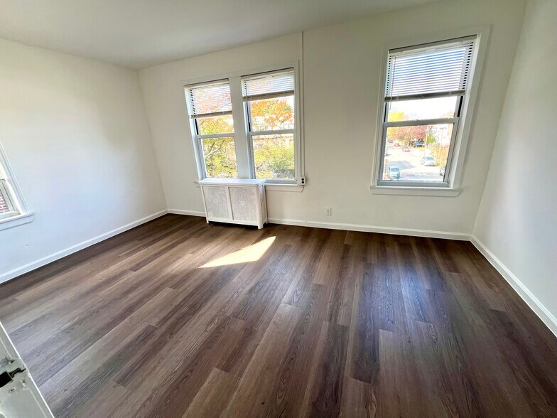 Building Photo - 9924 Ascan Ave