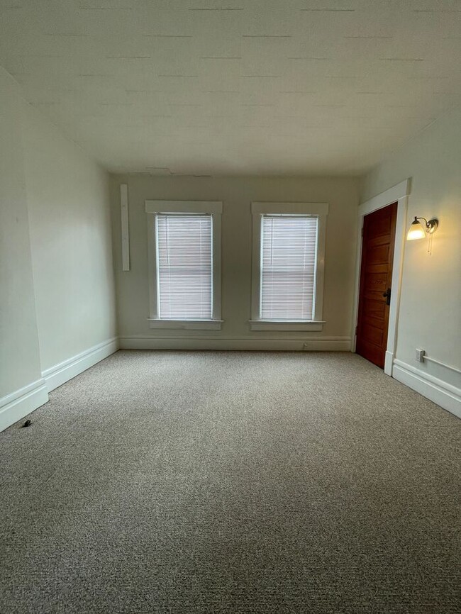 Building Photo - Charming 2-Bedroom Townhome with New Appli...