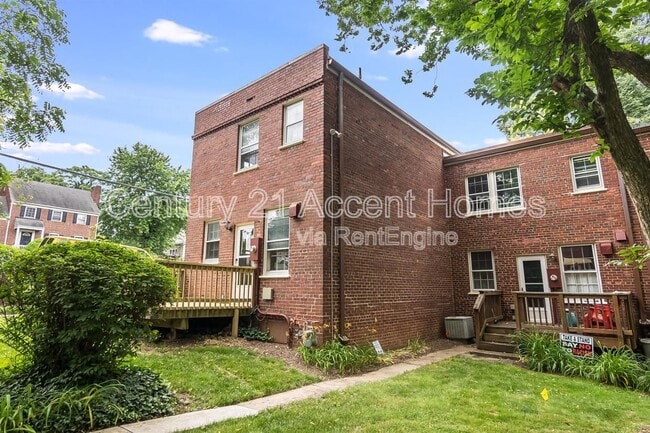 Building Photo - 1020 S Barton St