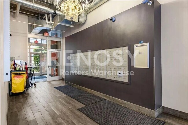 Building Photo - Downtown Luxury Condo Available!
