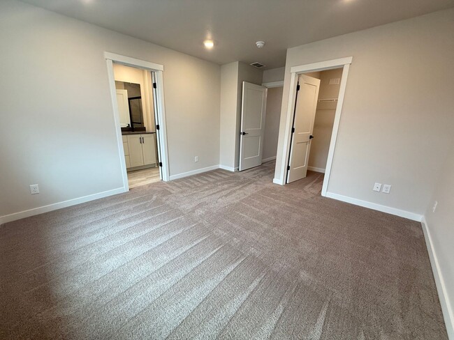 Building Photo - Brand New Stunning 5 Bed/3 Bath Home - Steven's Ranch