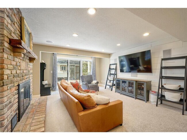 Building Photo - 1832 Essex Rd