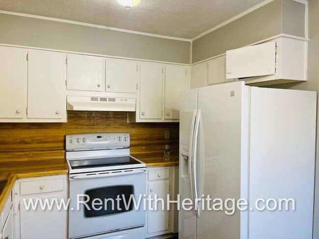 Building Photo - Amazing 4 Bedroom/ 2 Bath Home / Bonus Roo...