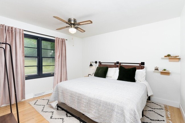 Building Photo - 376 Crown Point