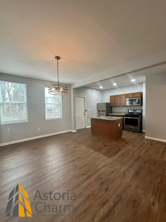 Building Photo - Spacious 5-Bedroom Home with Renovated Kit...