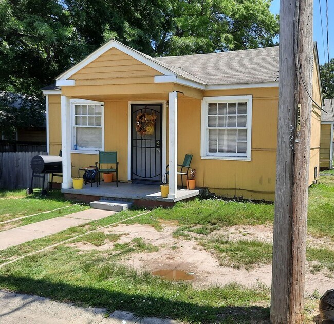 Primary Photo - 225 College Park Cir