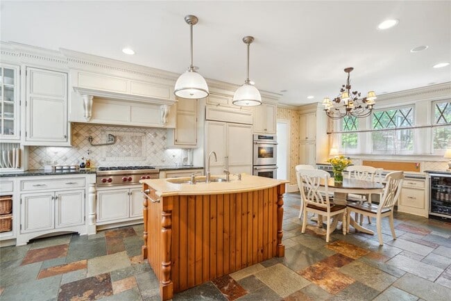 Building Photo - 17 The Intervale