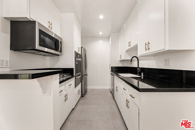 Building Photo - 1608 S Bentley Ave