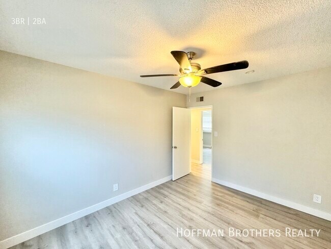 Building Photo - 12234 Manor Dr