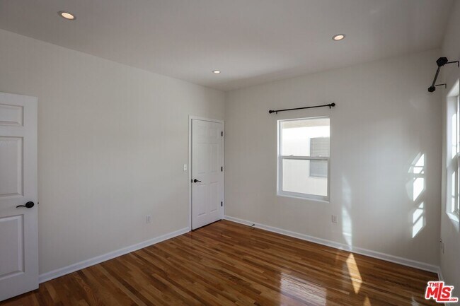 Building Photo - 806 N Alfred St