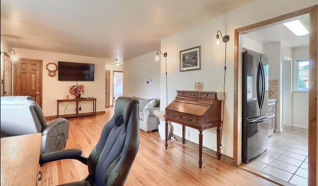 Building Photo - Huge room in a large shared home, private bathroom, great neighborhood, friendly roommates!