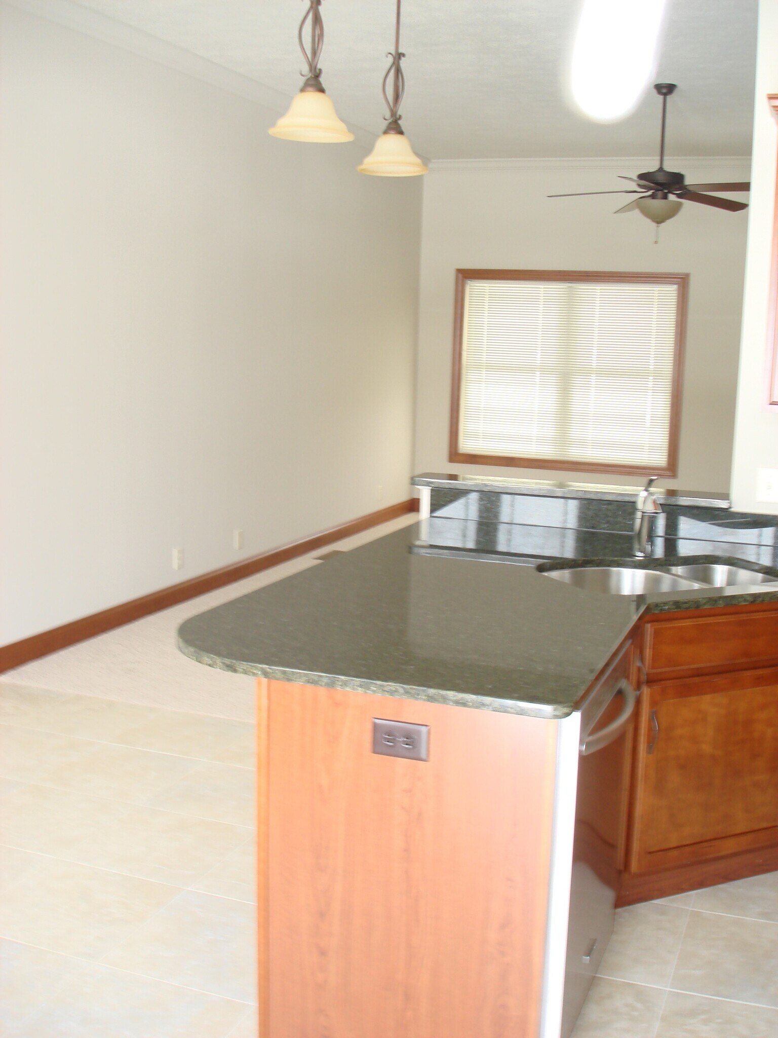 Building Photo - 975 Sautter Dr