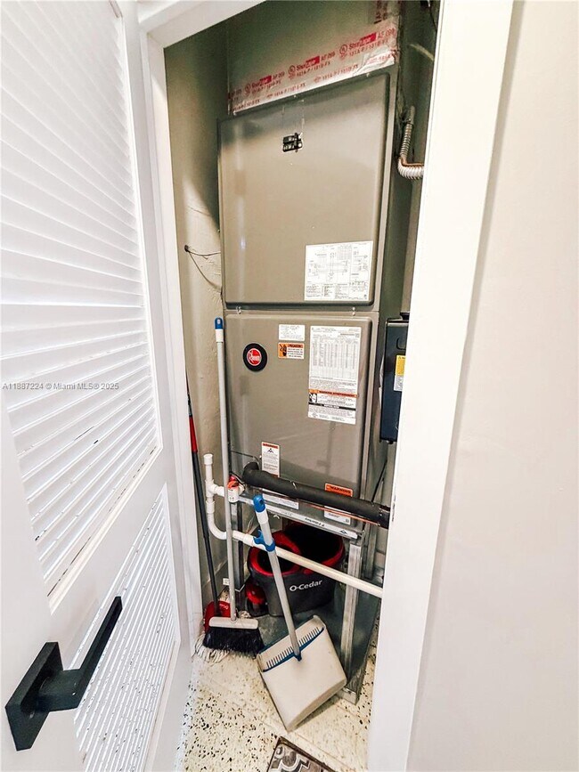 Building Photo - 425 NE 103rd St