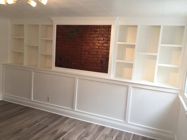 Building Photo - Modern Rental - South Side Flats