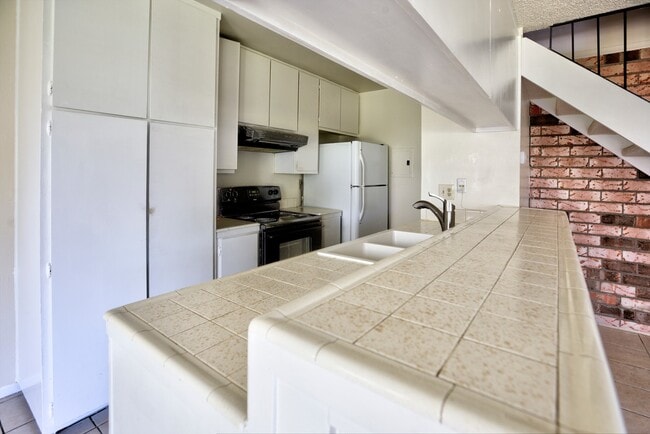 Building Photo - Move in ready