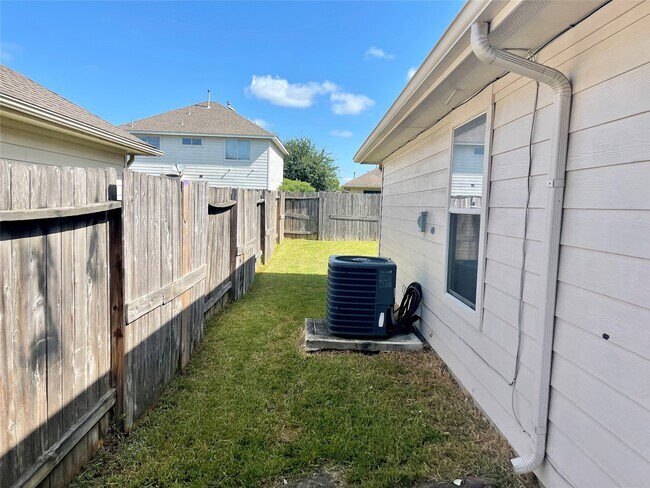 Building Photo - 9011 Serena Ln