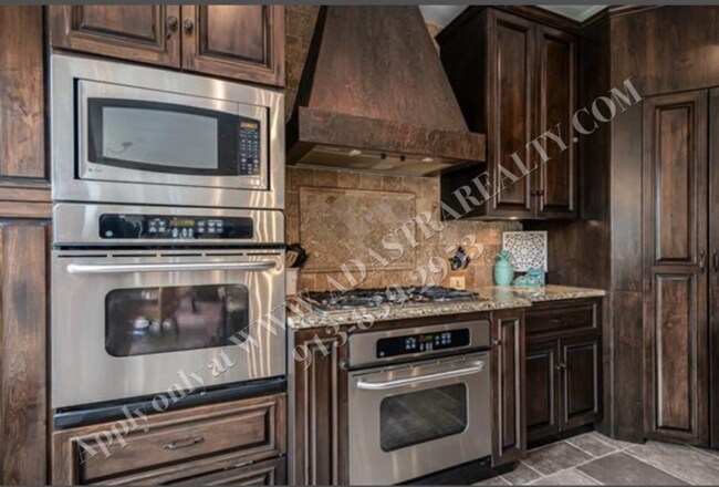 Building Photo - Gorgeous 5 Bed 5 Bath Home in Olathe-Comin...
