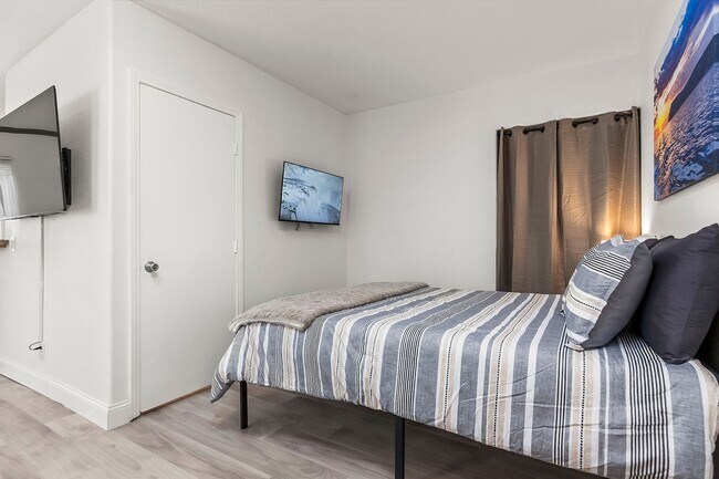 Building Photo - Charming comfy Studio in La Jolla Village!