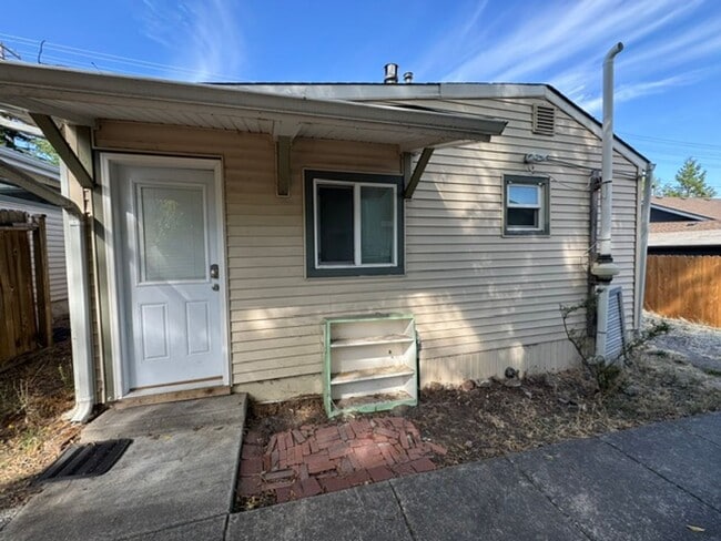 Building Photo - 236 1/2 N MOUNTAIN AVE