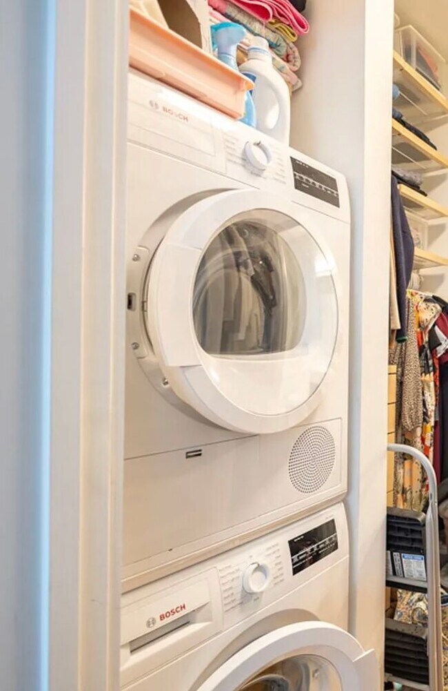 Building Photo - Top Floor 1 bed  + 1 bath Condo in DC // Fantastic Views