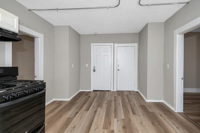 Building Photo - 50 1/2 Common St